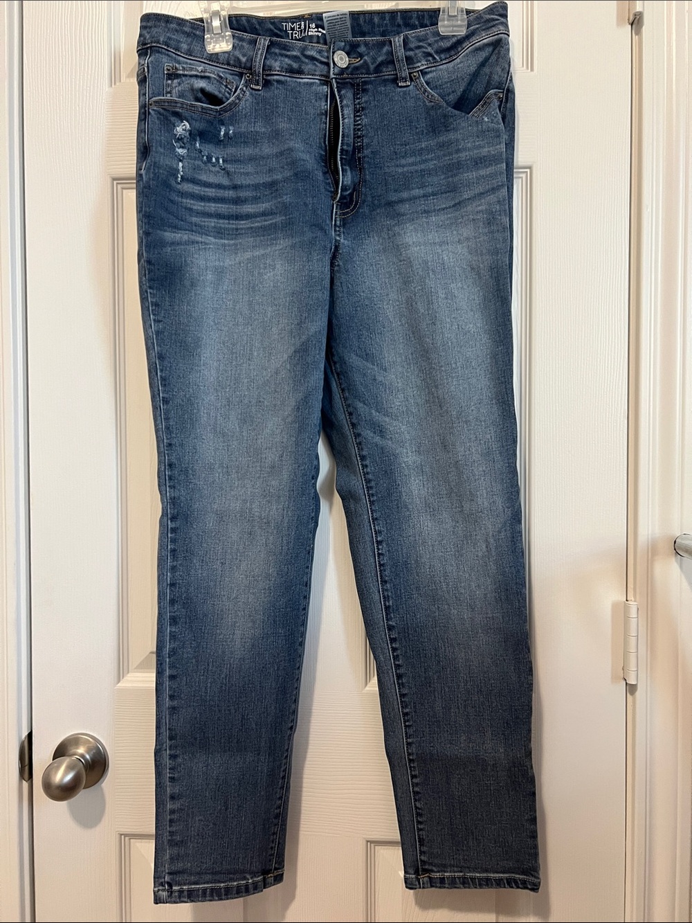 Time and Tru Women's Straight Leg Jeans in Medium Wash Blue